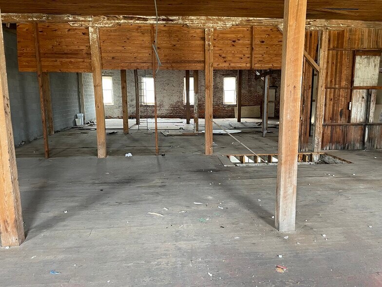 More Photos Of 904 W 3rd St, Washington Office For Sale