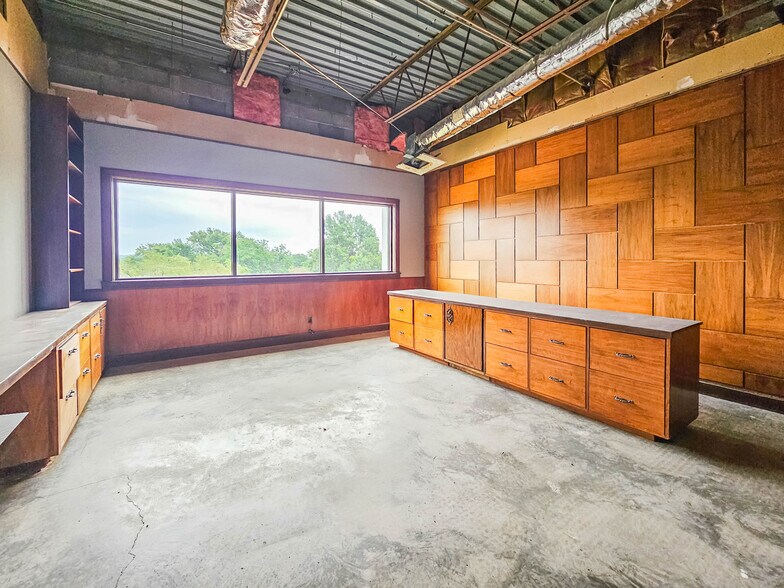 More Photos Of 3036 70th st, Omaha Office For Sale