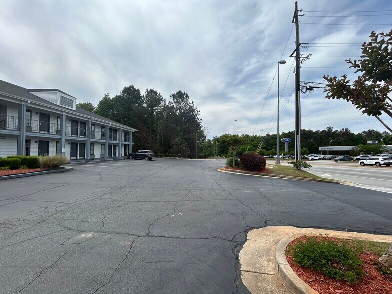 More Photos Of 1010 Highway 19 N, Thomaston Hotel For Sale