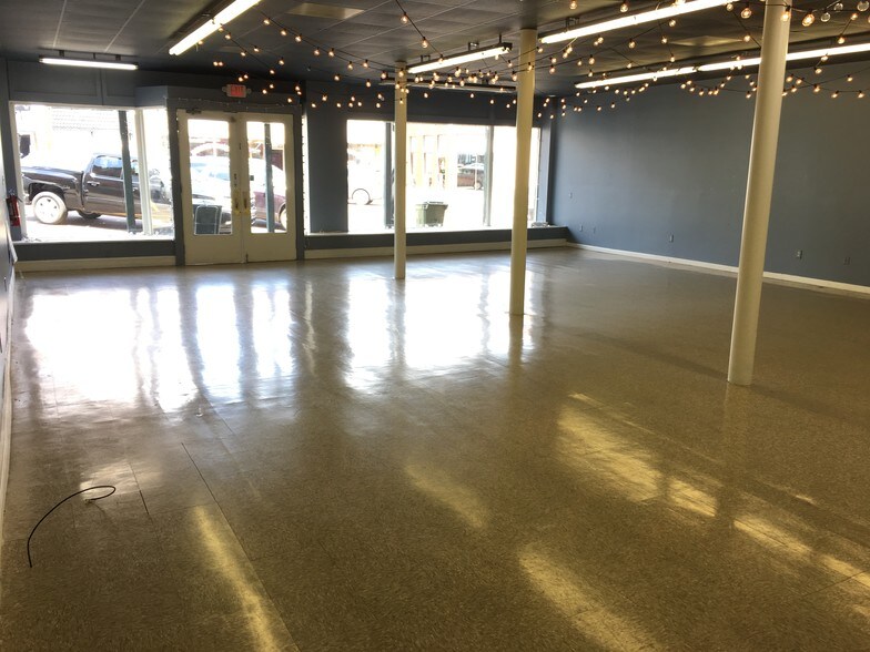 More Photos Of 225 N 1st St, Pulaski Storefront Retail Office For Lease