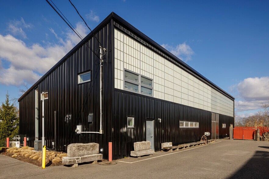 More Photos Of 78 Green St, Hudson Freestanding For Sale