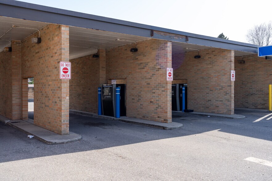 More Photos Of 26095 5 Mile Rd, Redford Township Bank For Lease