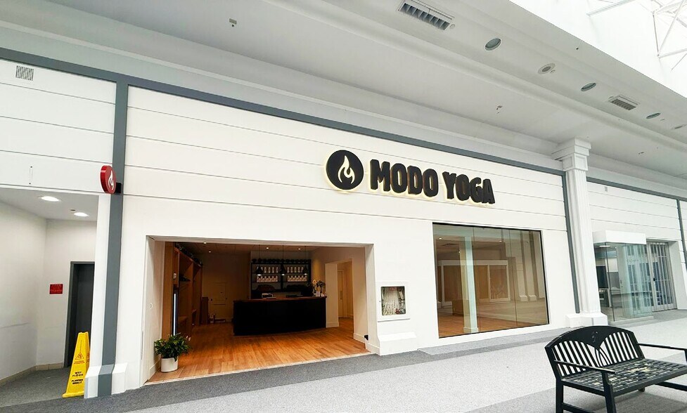 More Photos Of 2225 Erin Mills Pky, Mississauga Storefront For Lease