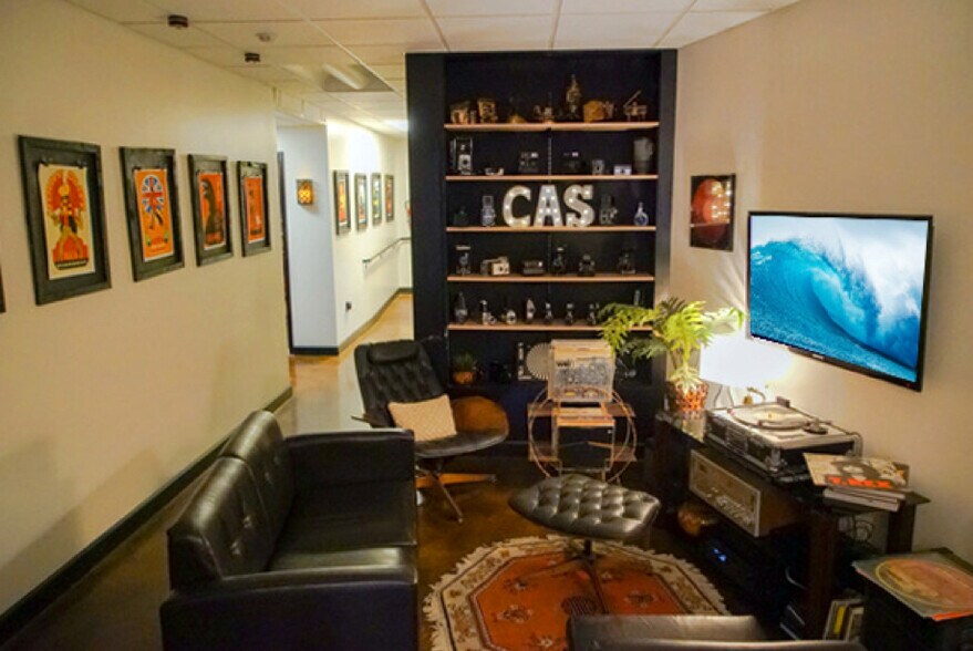 More Photos Of 302 Oceanside Blvd, Oceanside Service For Lease
