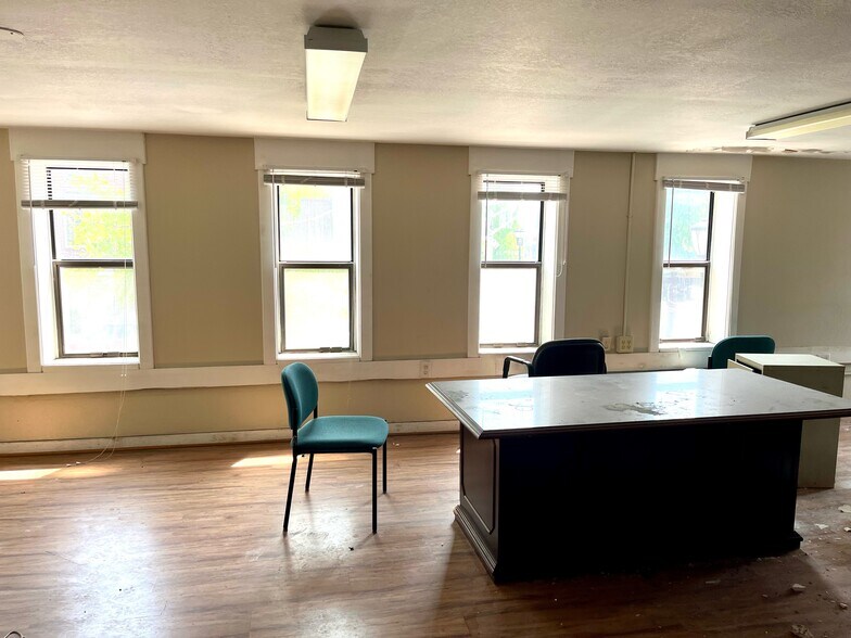 More Photos Of 102 Lincolnway E, Mishawaka Storefront For Lease