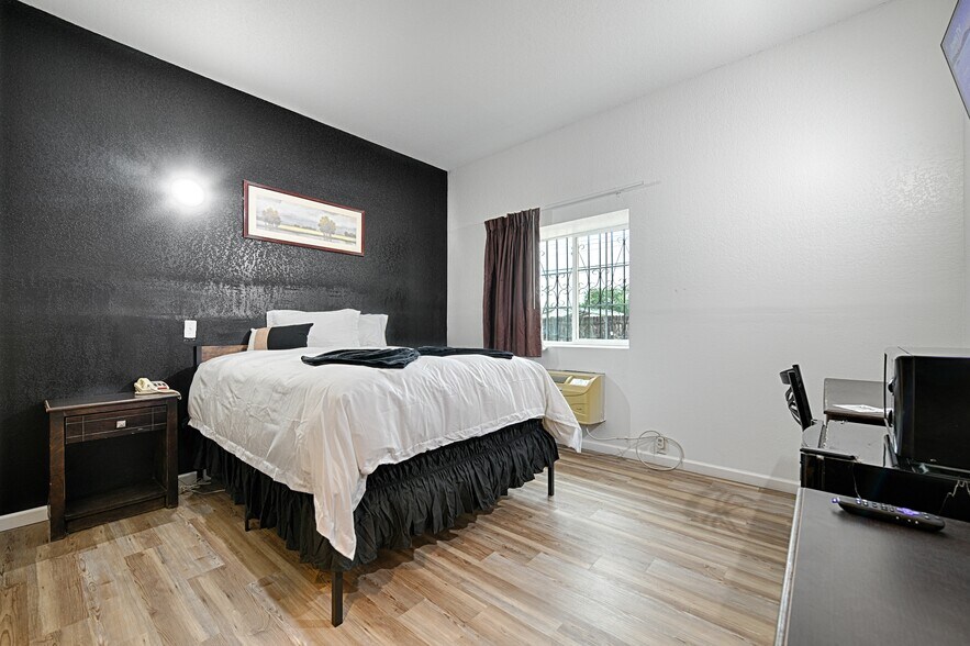 More Photos Of 110 S Main, Dilley Hotel For Sale