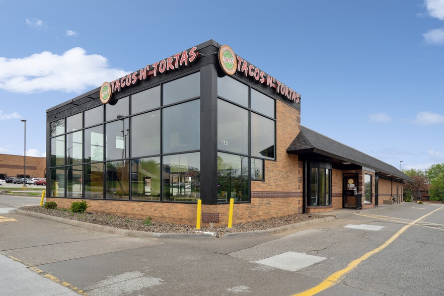 Primary Photo Of 3441 86th St, Urbandale Fast Food For Sale