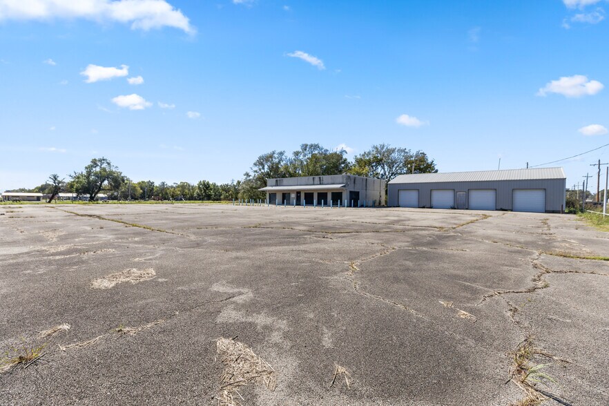 More Photos Of 347 N Ash St, Nowata Auto Dealership For Lease