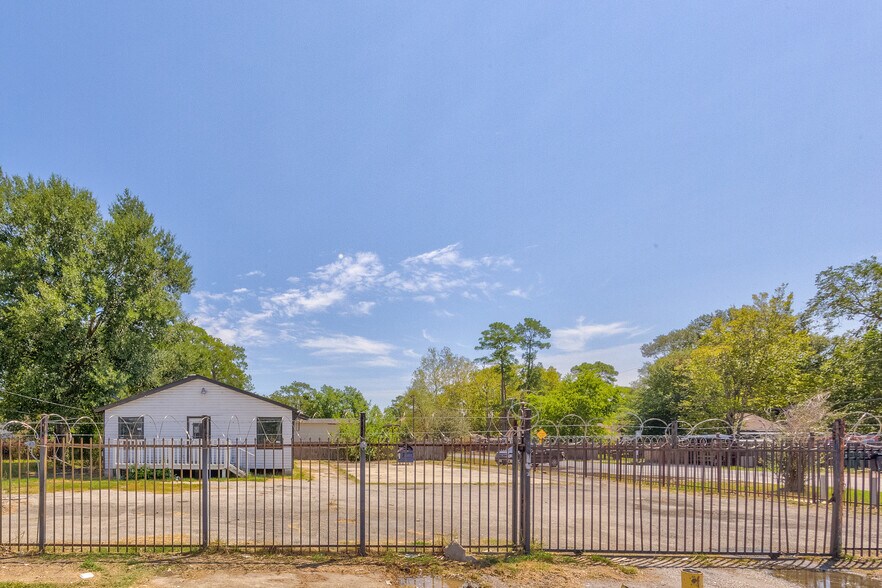 More Photos Of 8002-8004 Homestead, Houston Freestanding For Sale