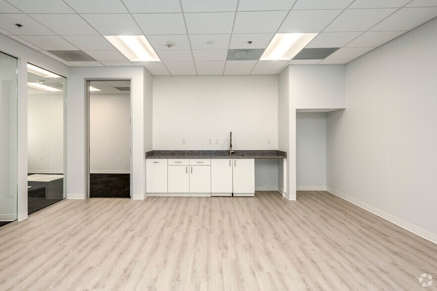 More Photos Of 555 Quince Orchard Rd, Gaithersburg Office For Sale