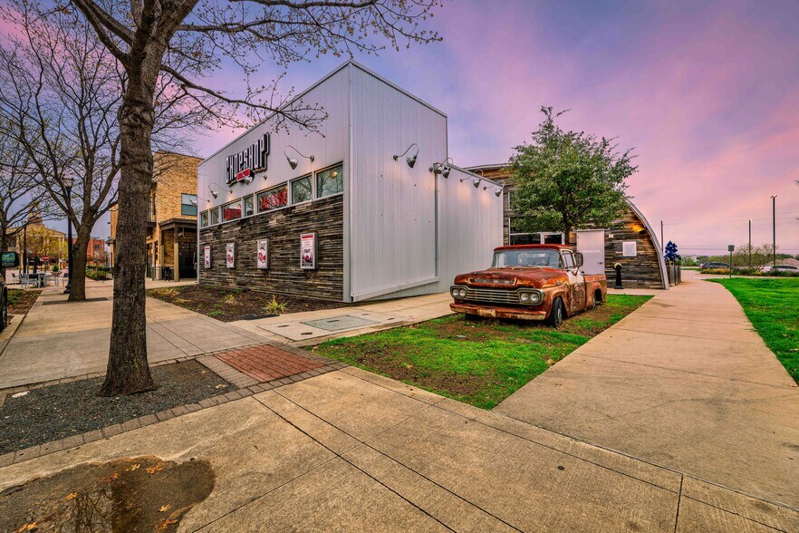More Photos Of 309 S Oak St, Roanoke Restaurant For Lease