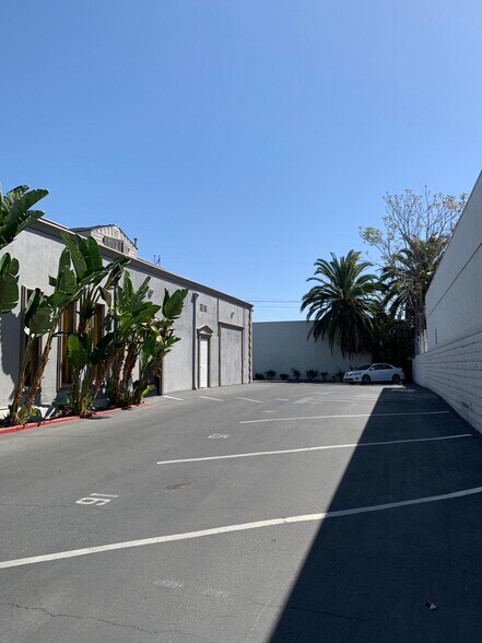 More Photos Of 6944 Reseda Blvd, Reseda Freestanding For Lease