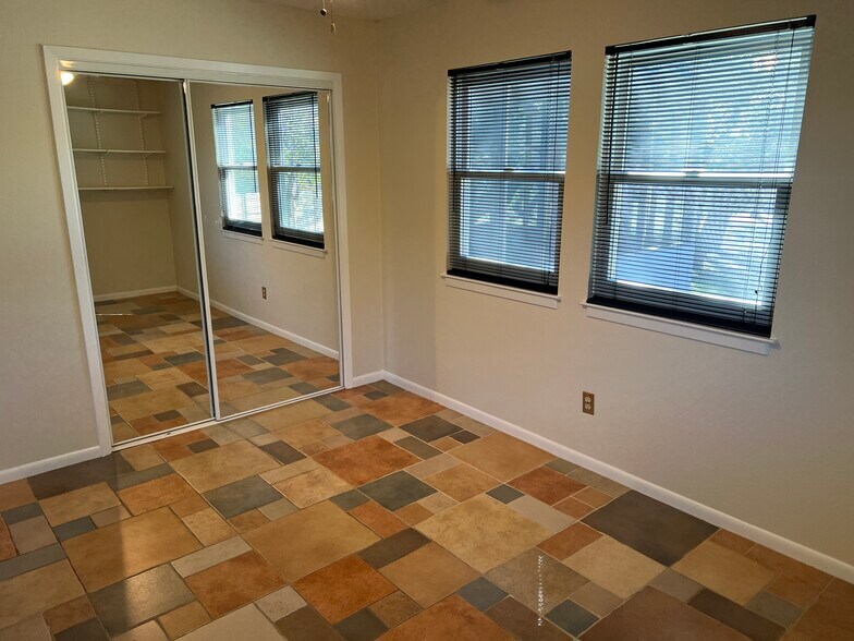 More Photos Of 16001 Awalt Dr, Austin Office For Sale