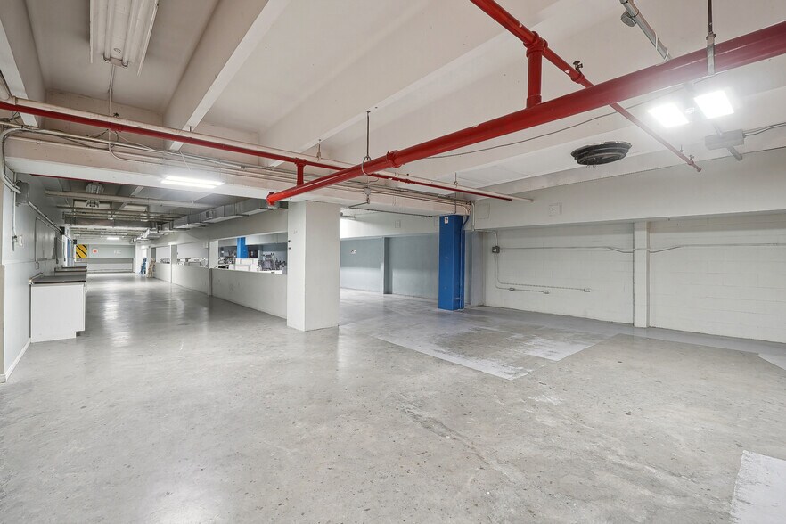 More Photos Of 5600-5602 Av Pierre-de Coubertin, Montréal Warehouse For Lease