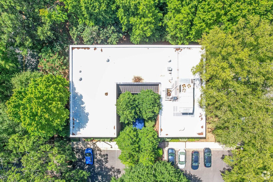 More Photos Of 927 East Blvd, Charlotte Office For Sale