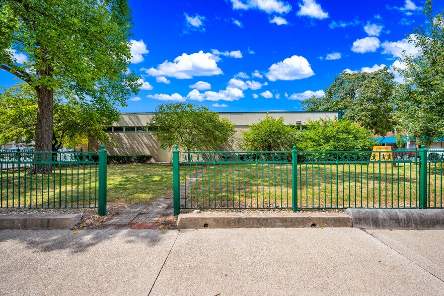 More Photos Of 40 E Simmons St, Galesburg Flex For Sale