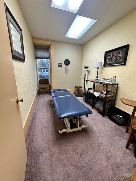 More Photos Of 830 Saginaw St S, Salem Medical For Sale