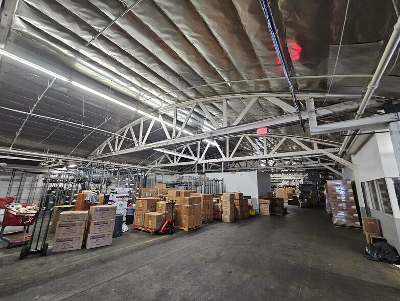 More Photos Of 1615 McGarry St, Los Angeles Warehouse For Lease