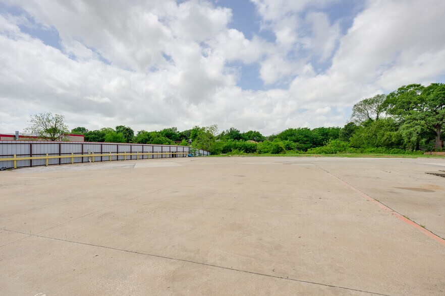 More Photos Of 801 N Walton Walker Hwy, Irving Warehouse For Lease