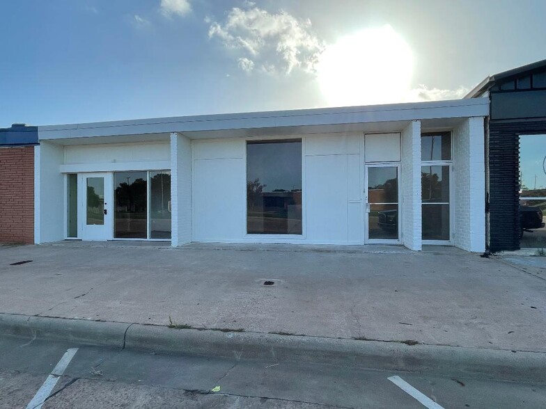 Primary Photo Of 207 Parking Way, Lake Jackson Storefront Retail Office For Sale