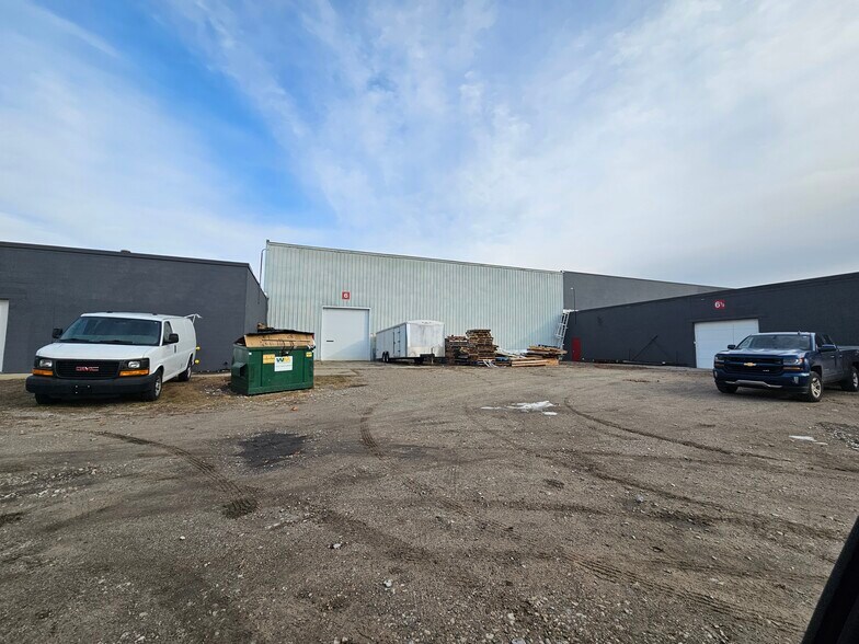More Photos Of 1406-1414 E Pine St, Midland Warehouse For Lease