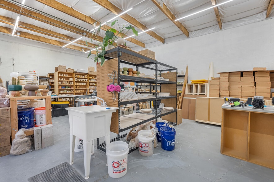 More Photos Of 104-108 W 31st St, Garden City Light Manufacturing For Sale