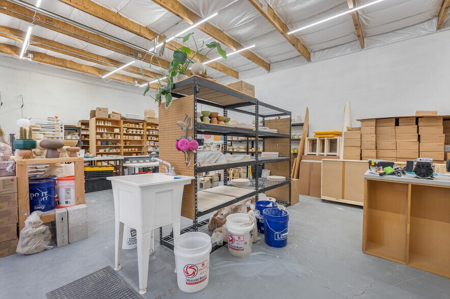 More Photos Of 104-108 W 31st St, Garden City Light Manufacturing For Sale
