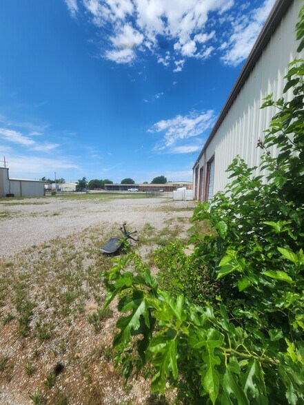 More Photos Of 810-812 SE 3rd St, Lawton Light Manufacturing For Sale