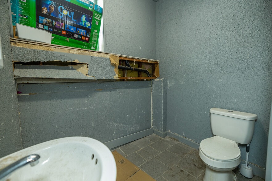 More Photos Of 1016-1020 N 10th St, Kansas City Light Distribution For Sale