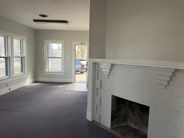 More Photos Of 102 E University Ave, Georgetown Office For Sale