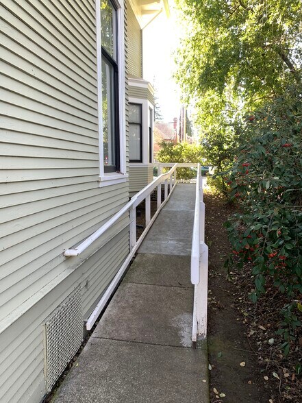 More Photos Of 725 College Ave, Santa Rosa Office For Sale