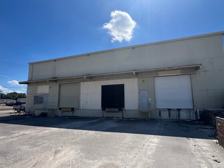 More Photos Of 5705 E Hanna Ave, Tampa Warehouse For Lease
