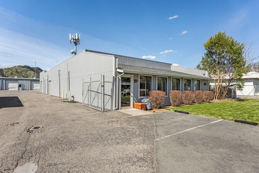 More Photos Of 2020 Industry Rd, Ukiah Warehouse For Lease