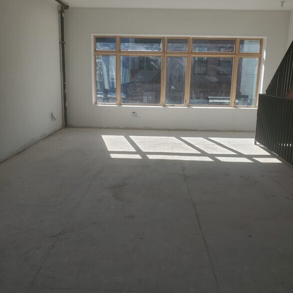 More Photos Of 17 Herkimer Pl, Brooklyn General Retail For Sale