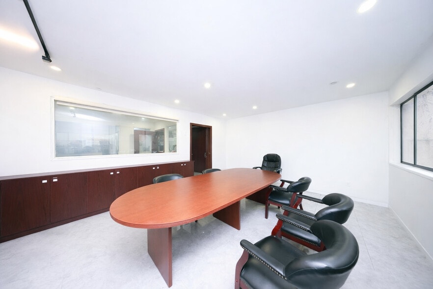 More Photos Of 5811 6th Ave, Brooklyn Office For Sale