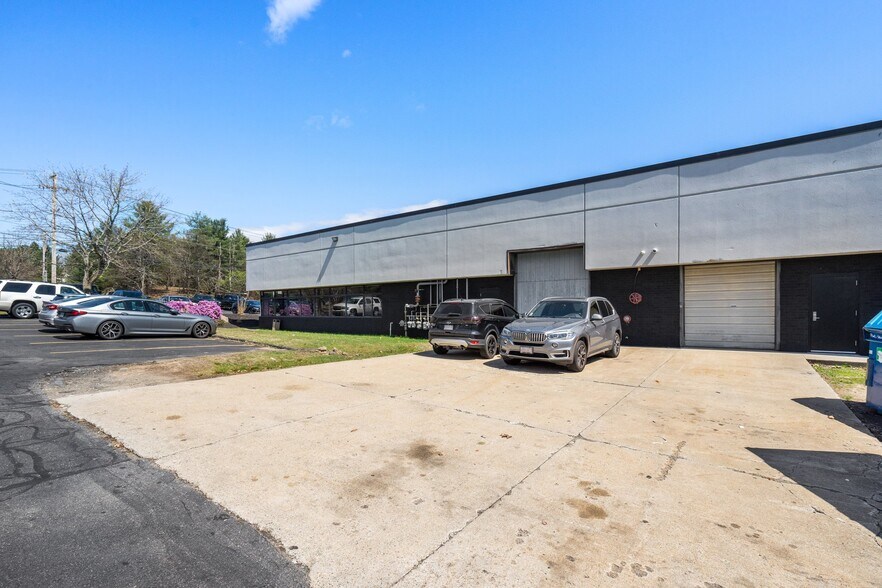 More Photos Of 16 Upton Dr, Wilmington Light Distribution For Sale