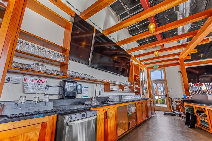 More Photos Of 555 9th St NW, Salem Bar For Lease