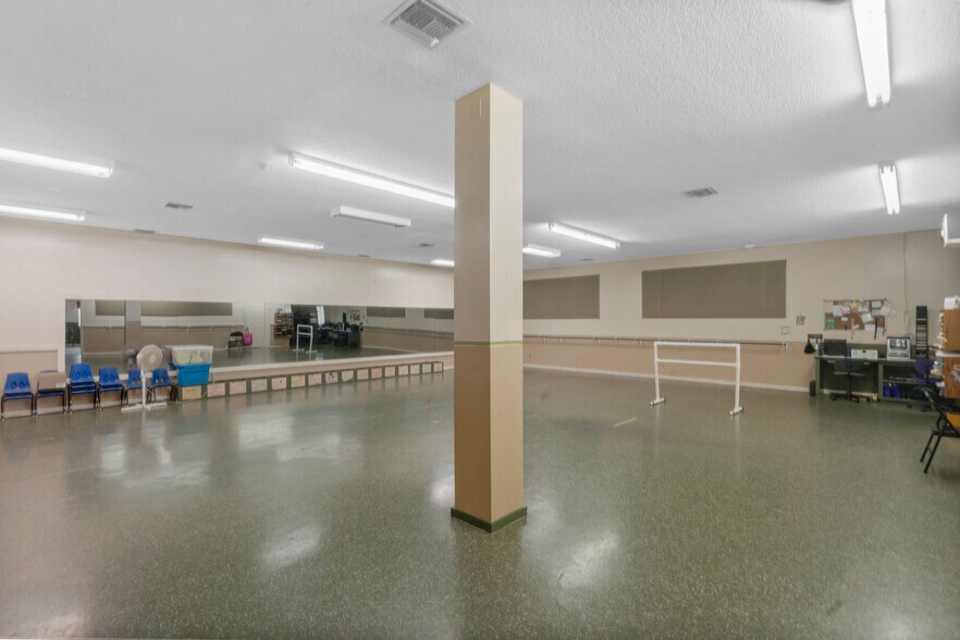 More Photos Of 2180 Northwest Blvd, Newton Medical For Sale