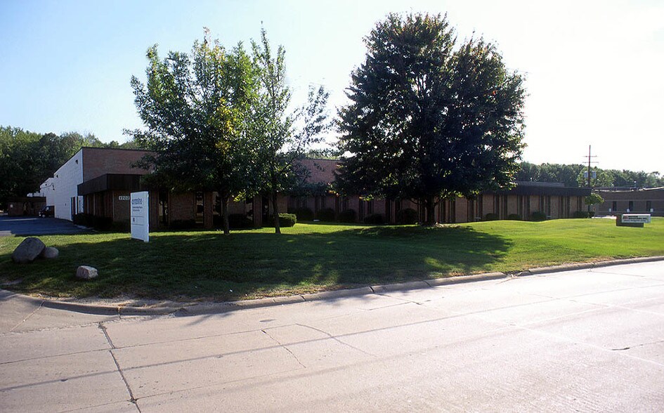 More Photos Of 1700-1704 E Avis Dr, Madison Heights Warehouse For Lease