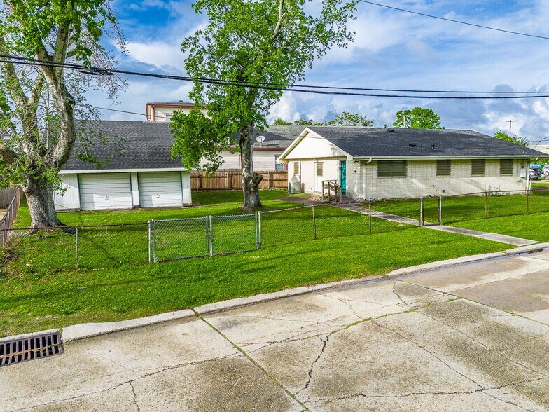 More Photos Of 2800 Lake Villa Dr, Metairie Flex For Sale