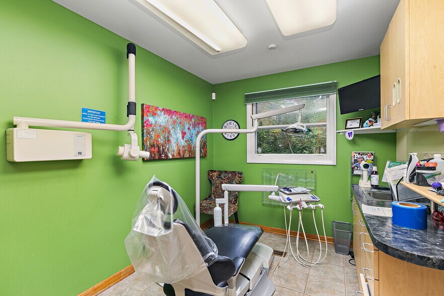 More Photos Of 712 W Main St, West Dundee Medical For Sale