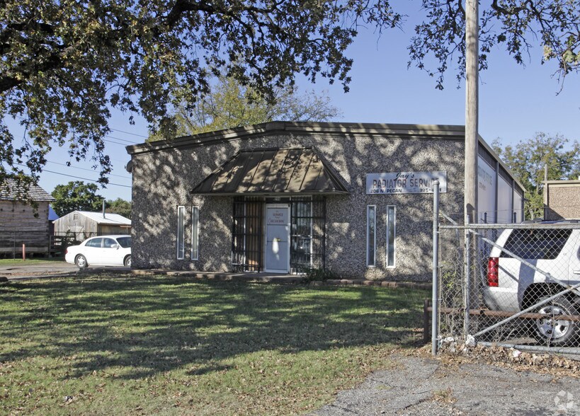 More Photos Of 206 Pecan St, Arlington Auto Repair For Lease