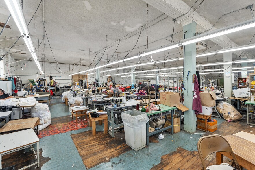 More Photos Of 2600 S Main St, Los Angeles Light Manufacturing For Sale