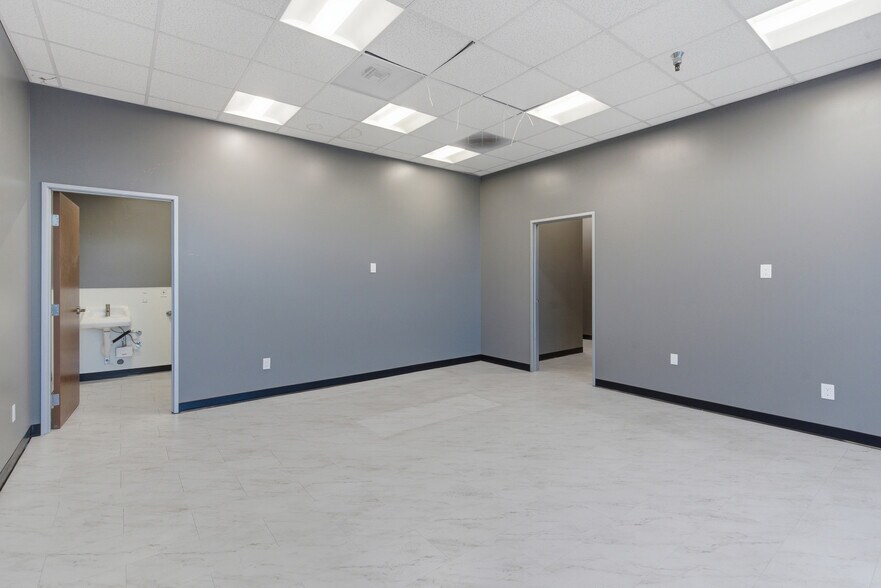 More Photos Of 685 E Grand Blvd, Corona Storefront Retail Office For Lease