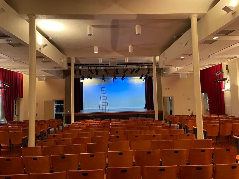 More Photos Of 226 Lakeview Dr, Sugar Land Theater Concert Hall For Sale