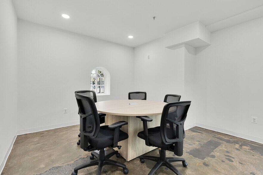 More Photos Of 2301 Calvert St NW, Washington Coworking Space