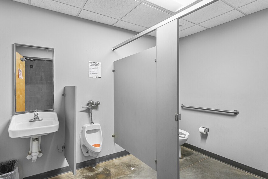 More Photos Of 2233 W Hanford Rd, Burlington Freestanding For Sale