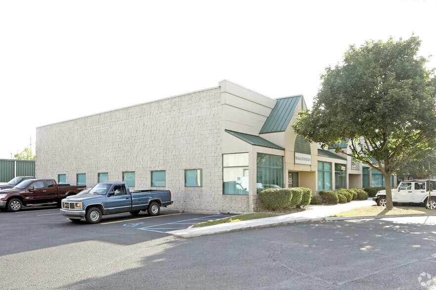 More Photos Of 1936-1962 Star Batt Dr, Rochester Hills Showroom For Lease