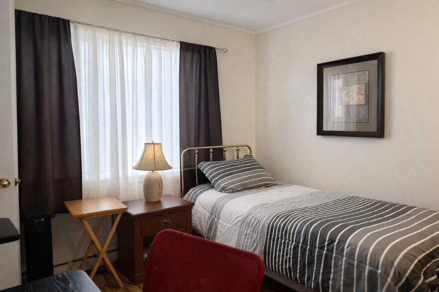 More Photos Of 10 Bruen Ct, Rensselaer Hospitality For Sale
