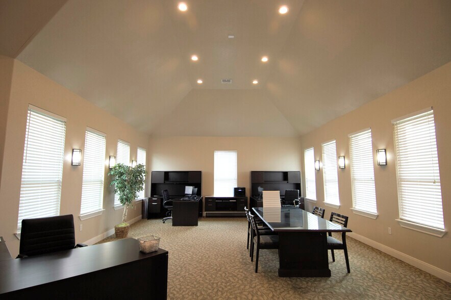 More Photos Of 1150 Bromberg St, Mineola Office For Lease